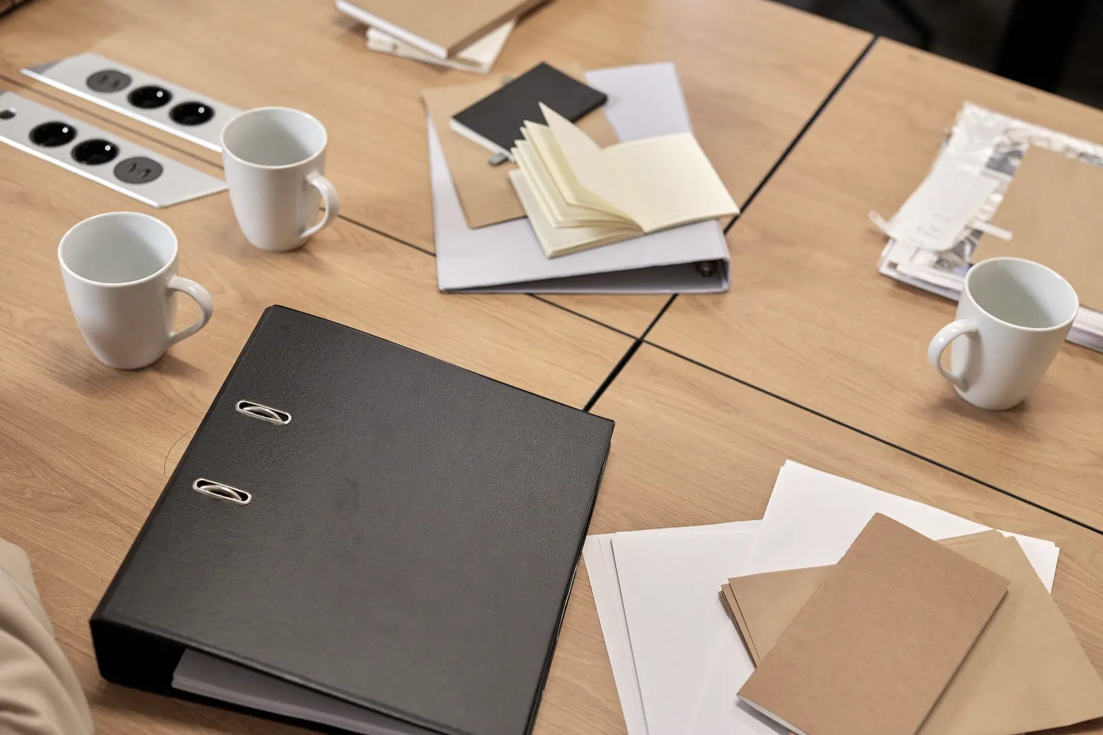 Classeur, papiers et carnets sur un bureau