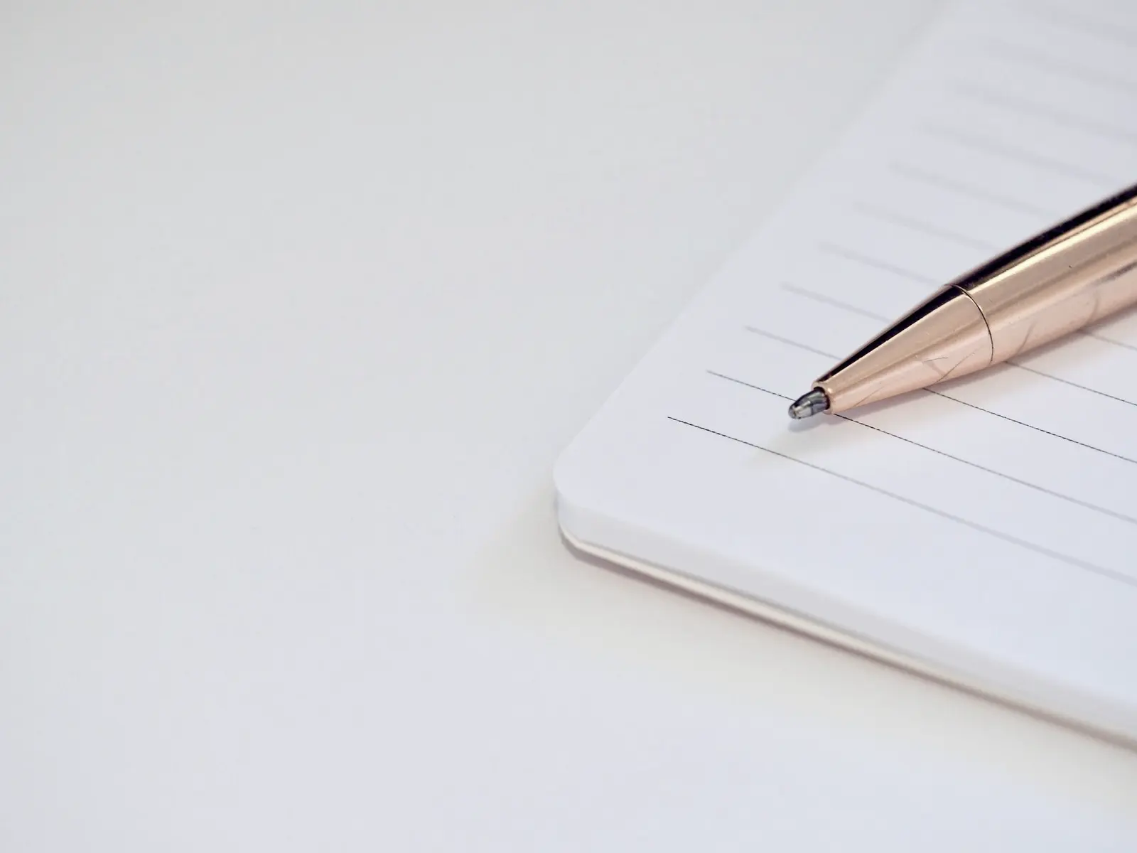Stylo posé sur un carnet ligné