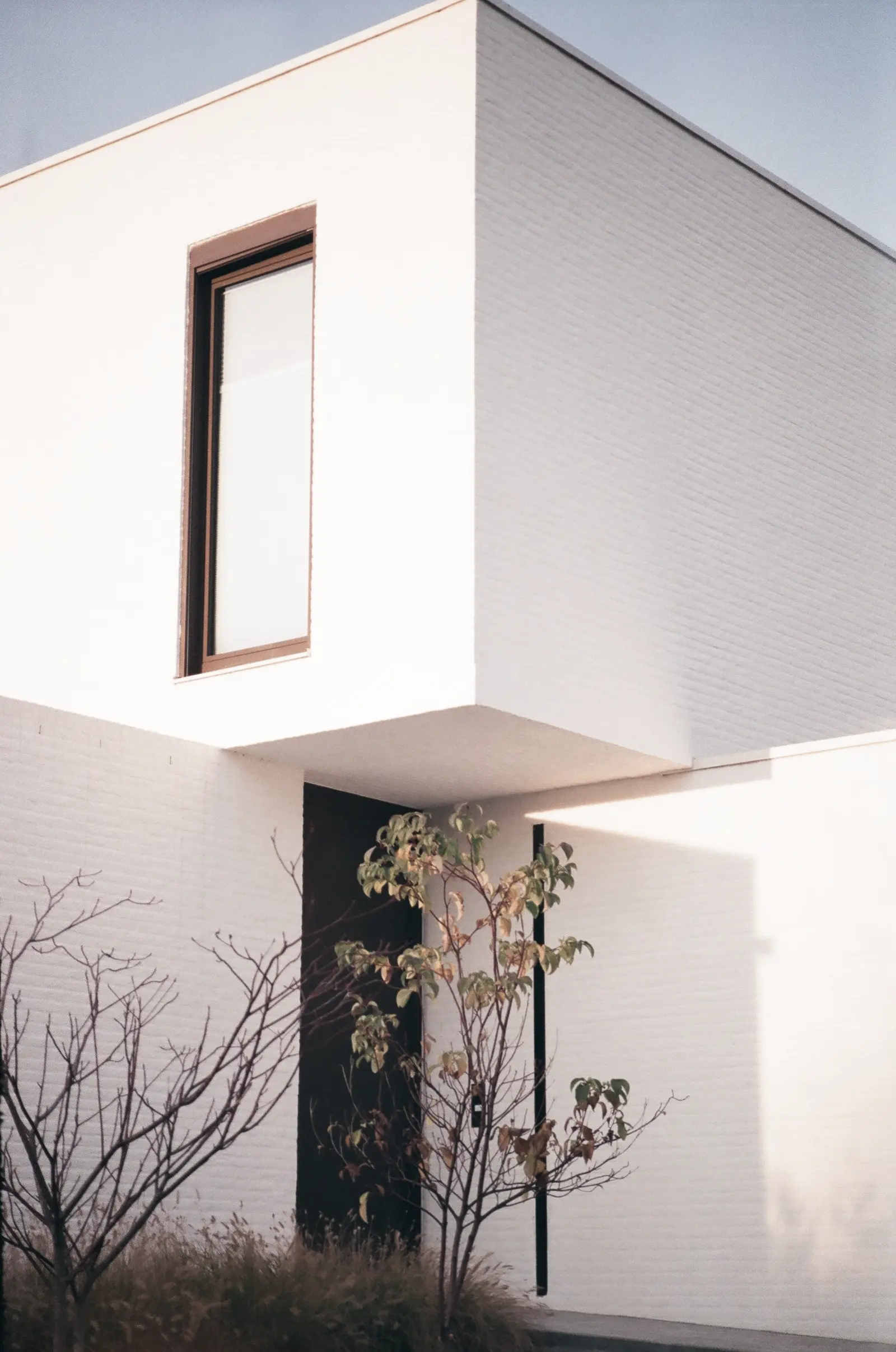 Façade en briques blanches d'une maison moderne