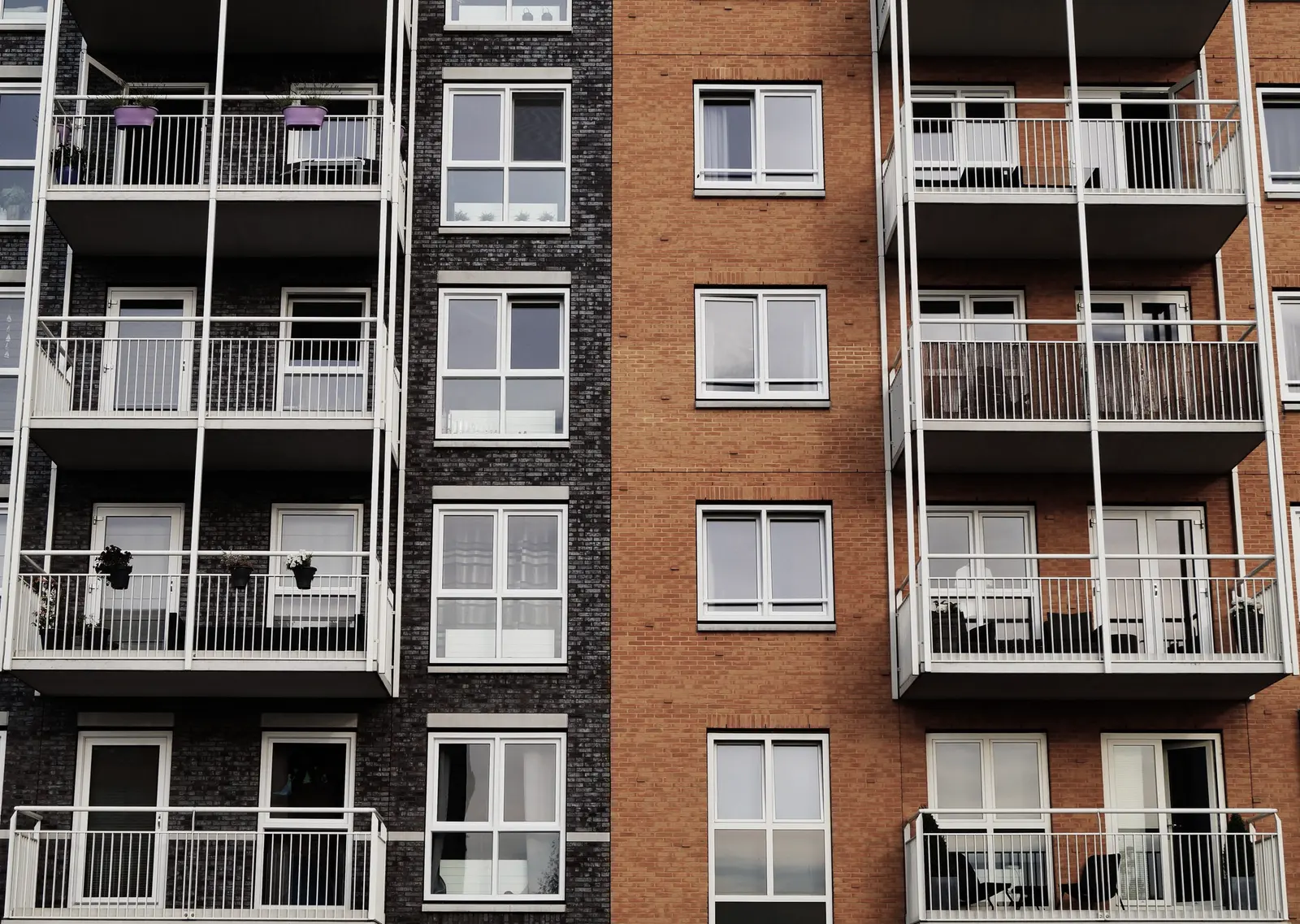Façade d'un immeuble d'habitation avec balcons