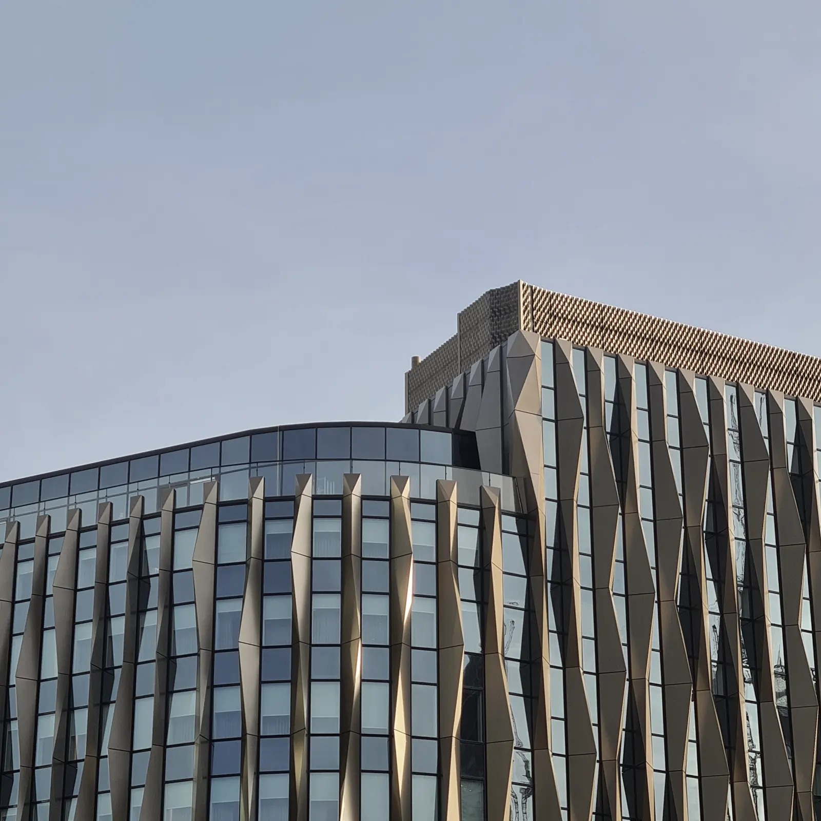 Bâtiment commercial moderne à façade de verre et de métal