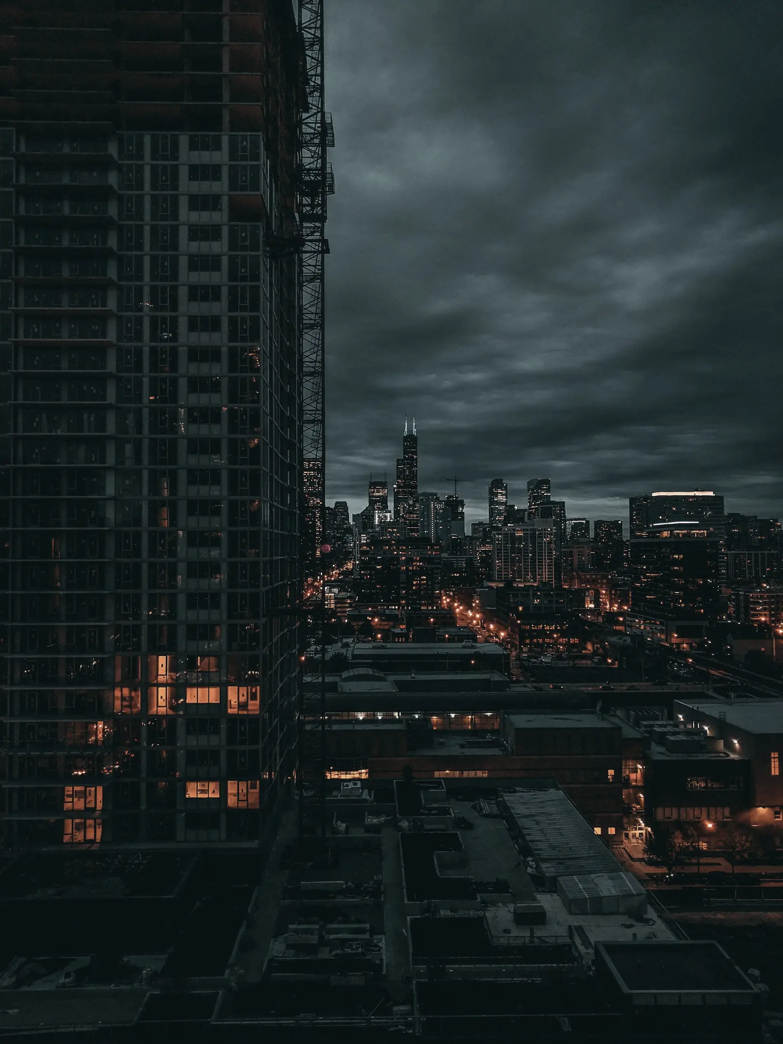 Nuages d'orage au-dessus d'une ville au crépuscule