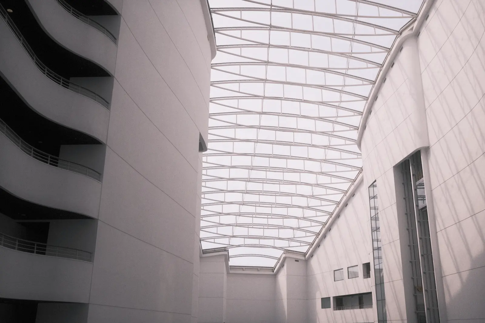 Atrium d'un bâtiment public moderne avec verrière