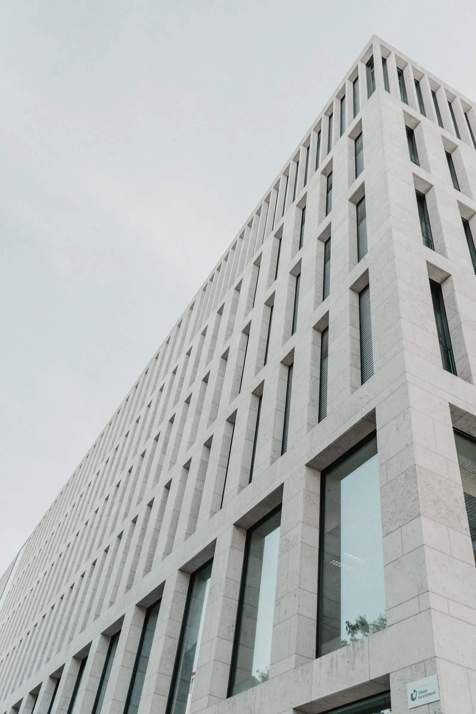 Vertikale Fassade eines modernen Bürogebäudes