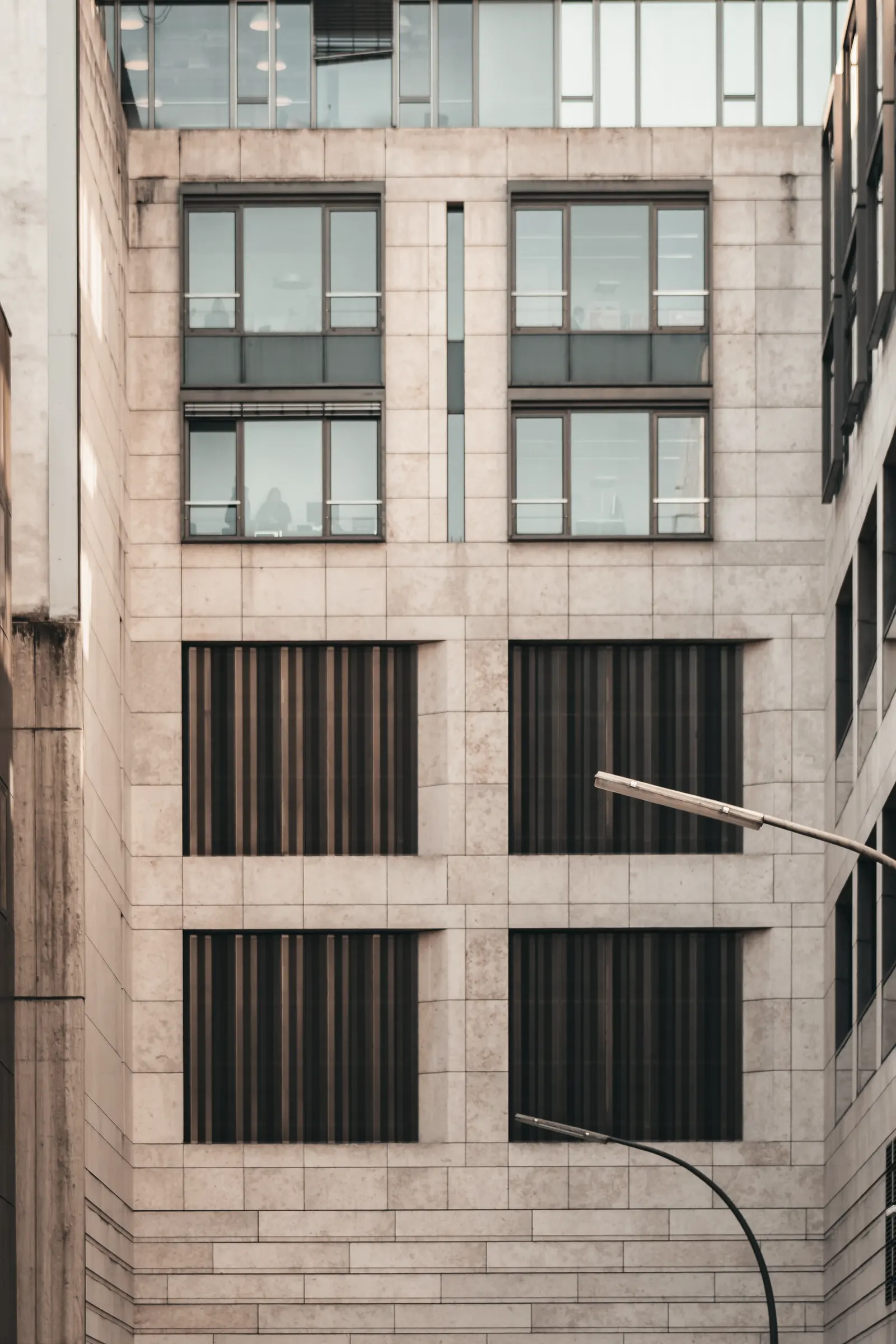 Façade en pierre d'un immeuble de bureaux moderne