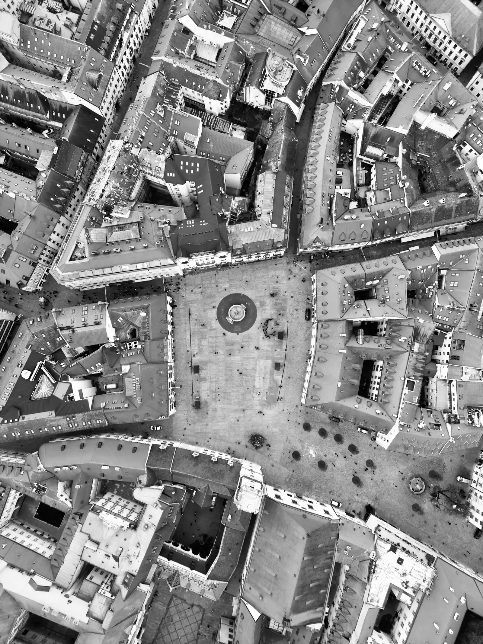 Vue aérienne en noir et blanc d'une place dans un centre historique