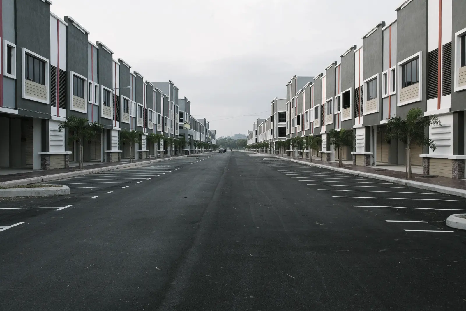 Rangée de bâtiments commerciaux bas avec un parking vide