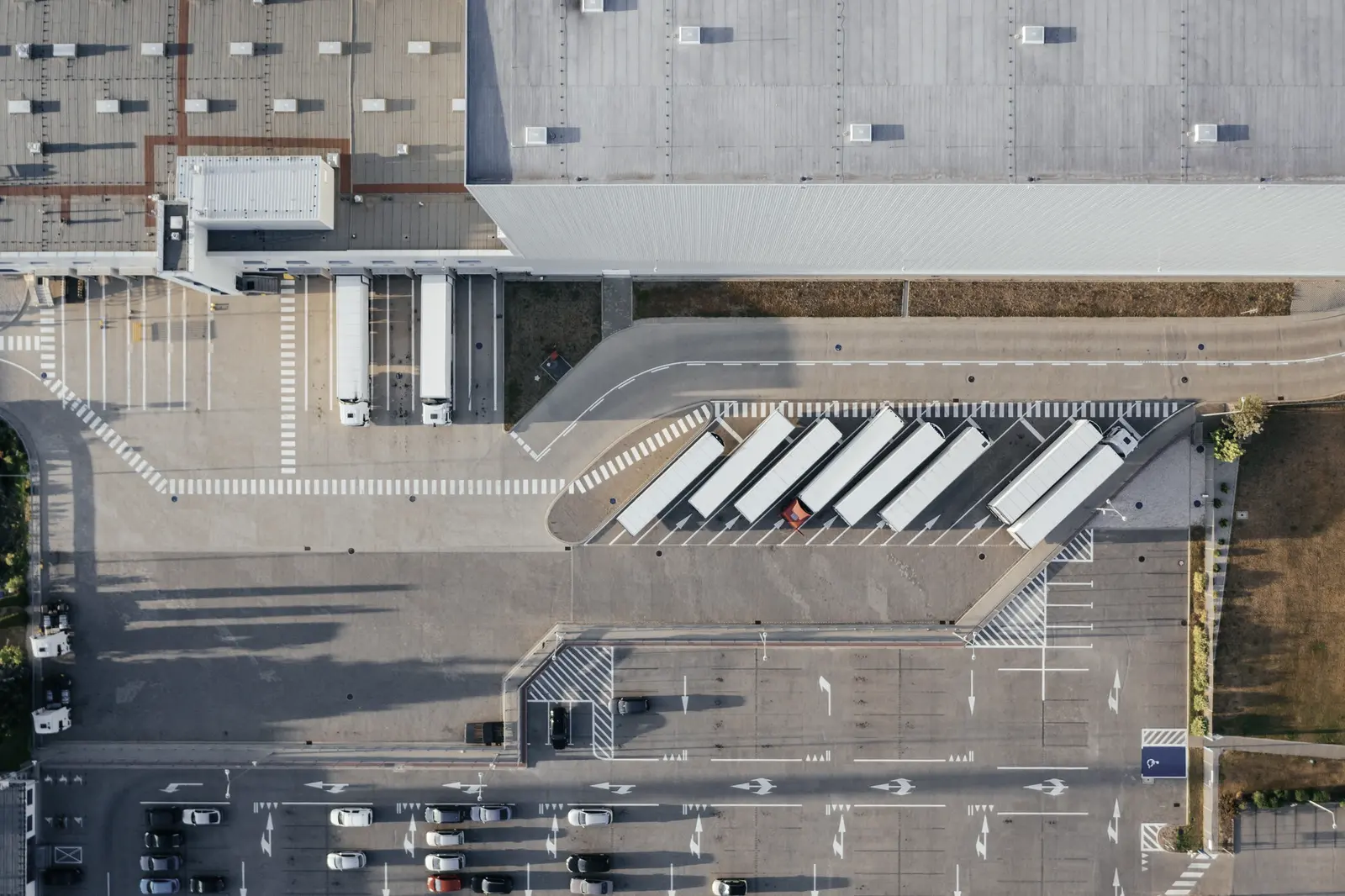 Luftaufnahme eines Logistikzentrums mit Lkw