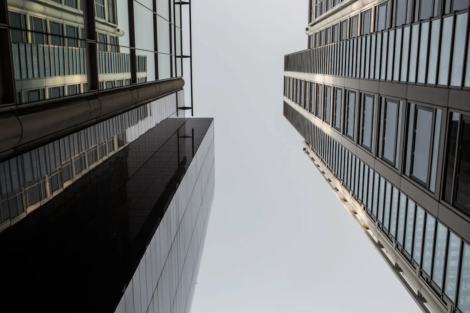Vue en contre-plongée entre deux tours de bureaux