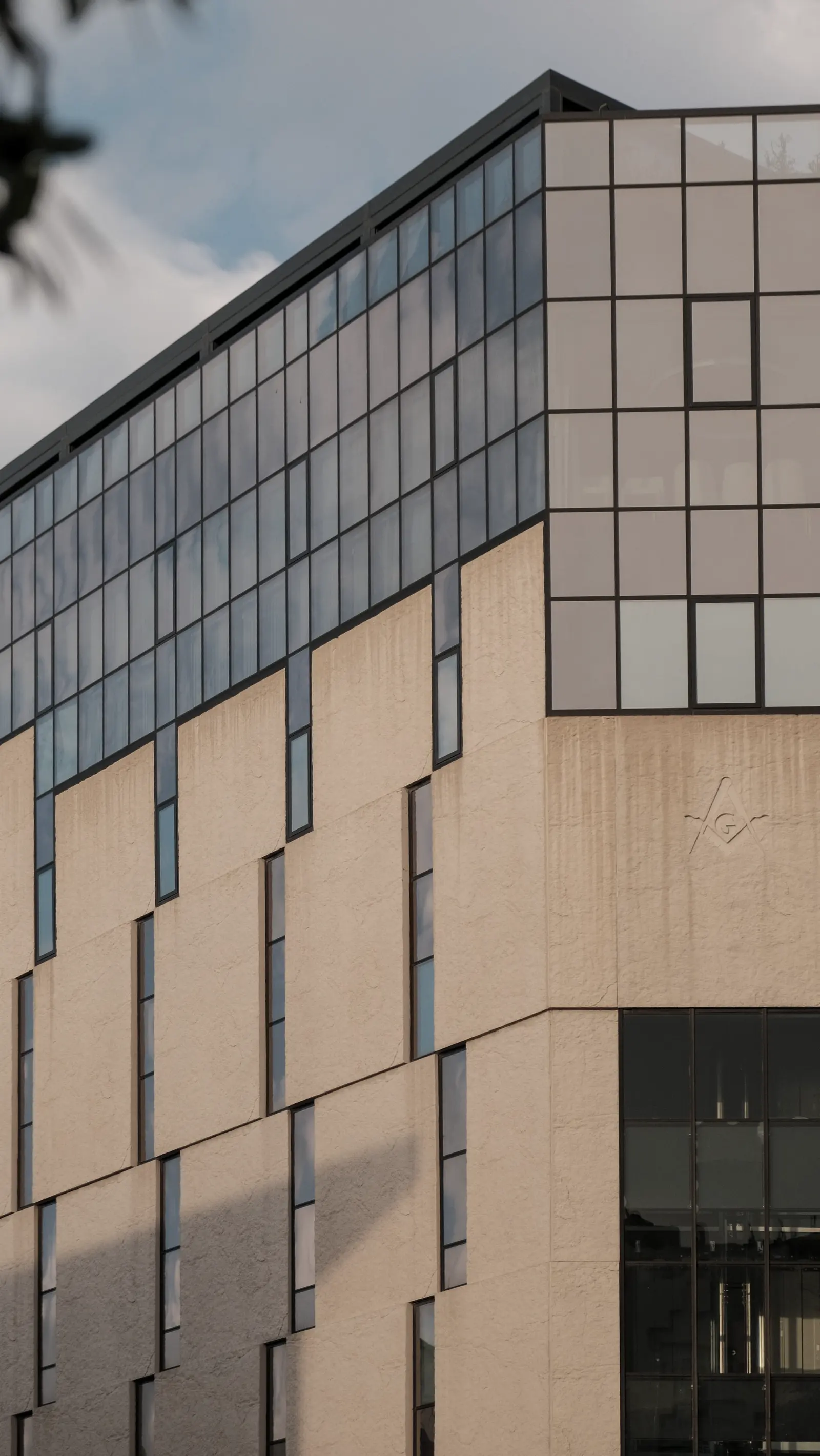 Nahaufnahme einer Fassade aus Glas und Beton