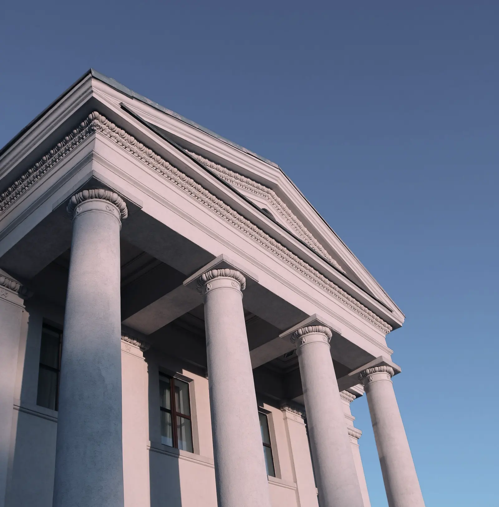 Bâtiment néoclassique avec colonnes et fronton