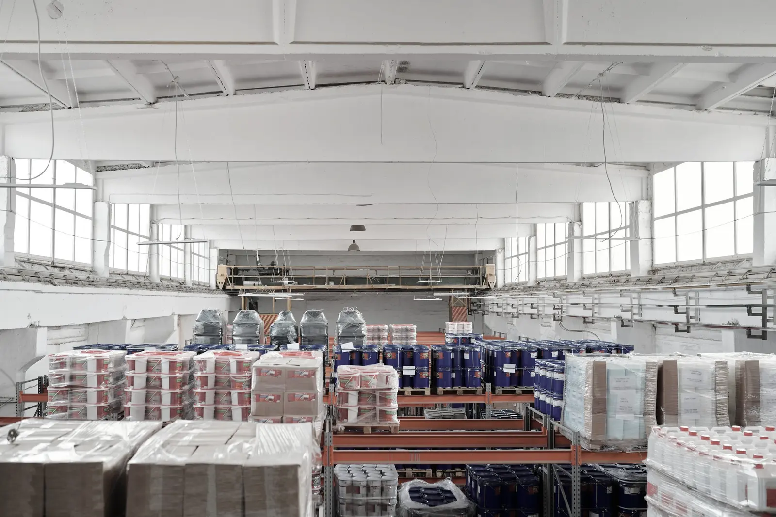Intérieur d'un entrepôt avec des racks à palettes