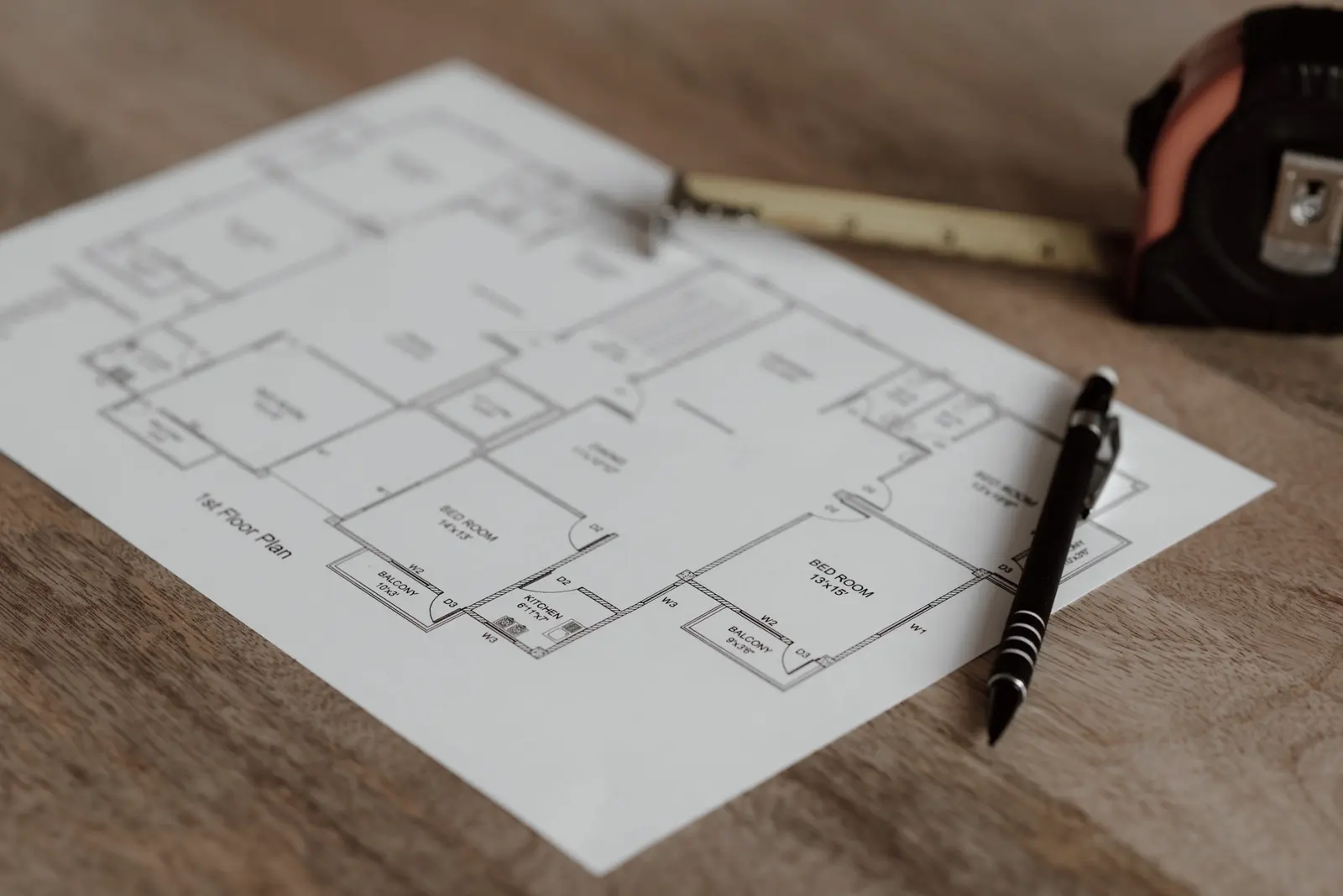 Plan d'appartement avec un crayon et un mètre ruban
