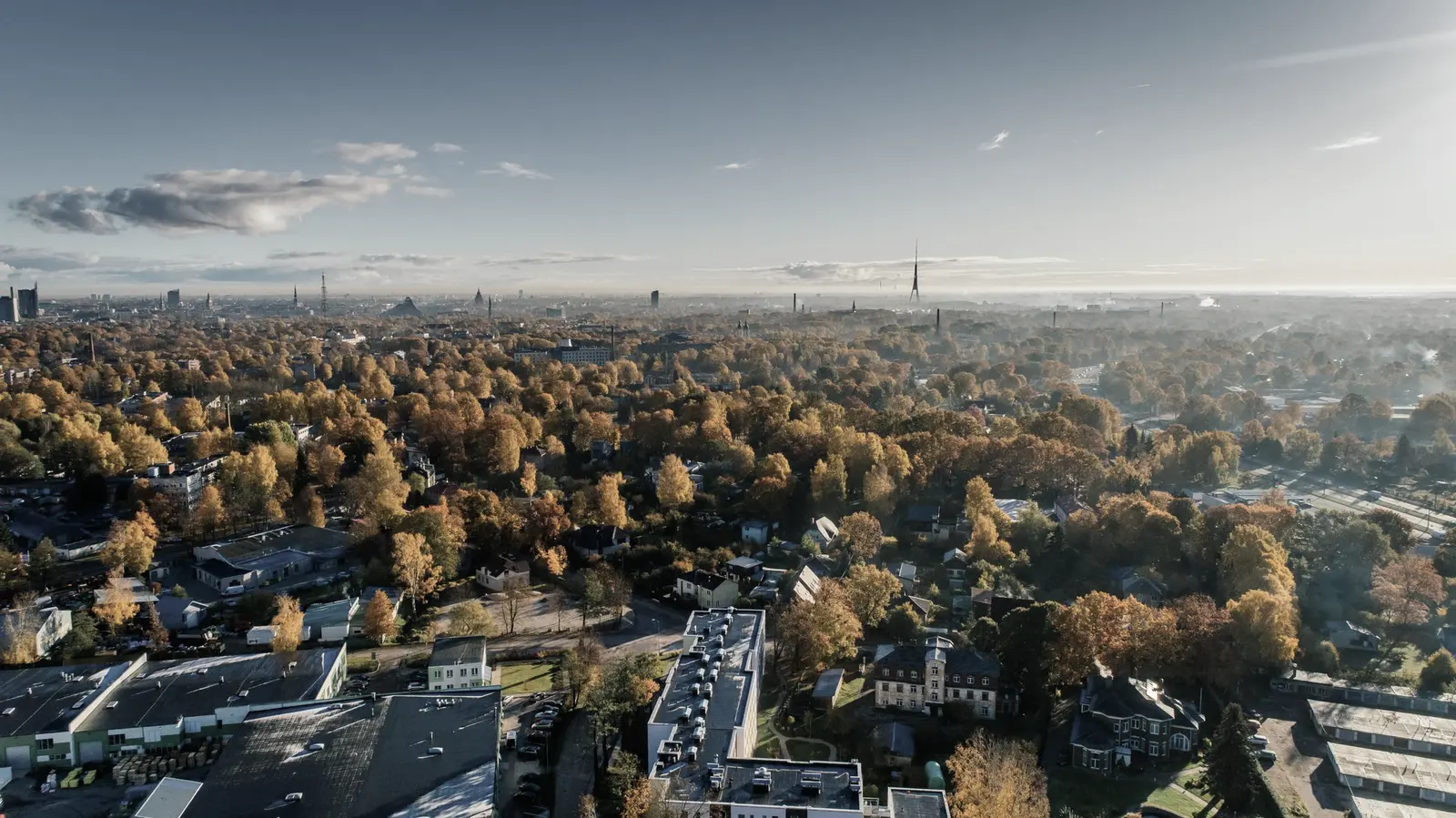 Vue aérienne d'une ville aux types de bâtiments variés