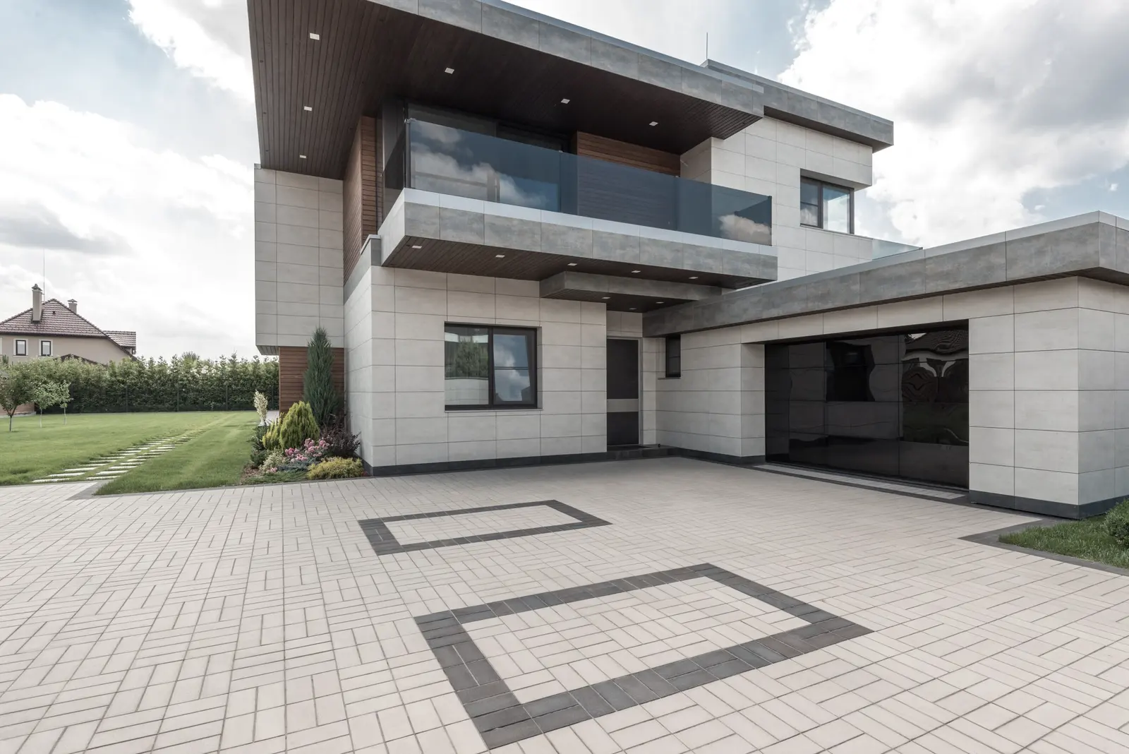 Maison individuelle moderne avec balcon et allée pavée